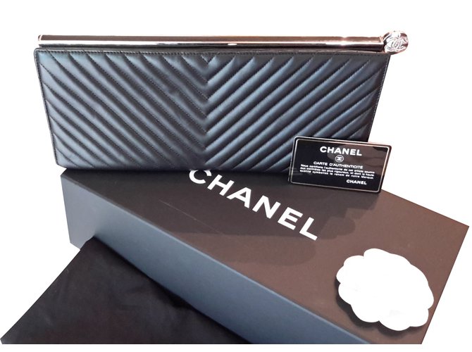 Chanel Bolsa de embrague Negro Cuero  ref.67186