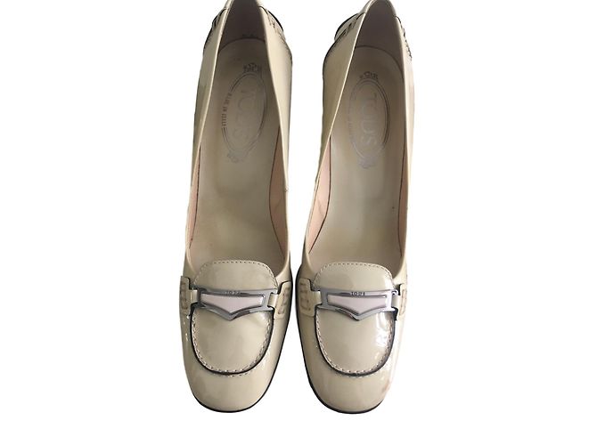 Tod's Pumps aus Lackleder Beige