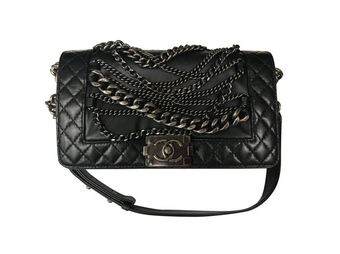 Chanel Enchained boy medium Black Leather ref.67655 - Joli Closet