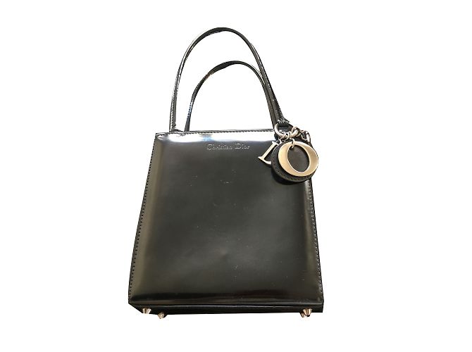 Bolsa Dior de couro preto com detalhes prateados