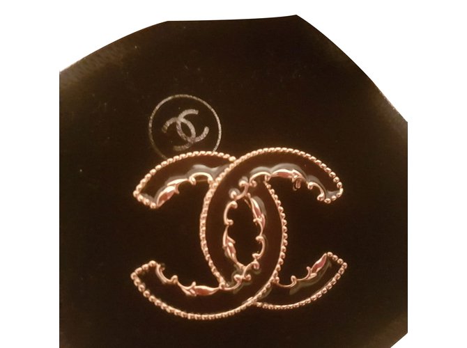 Chanel Pins & brooches Black Golden Metal  ref.67940
