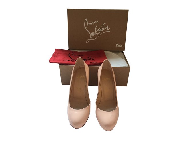 Christian Louboutin Fifetish pumps Beige Patent leather  ref.68017