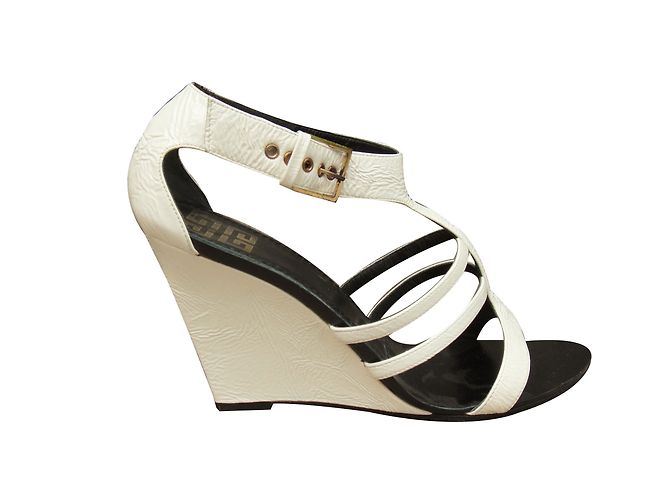 Sandalias Givenchy de charol blanco