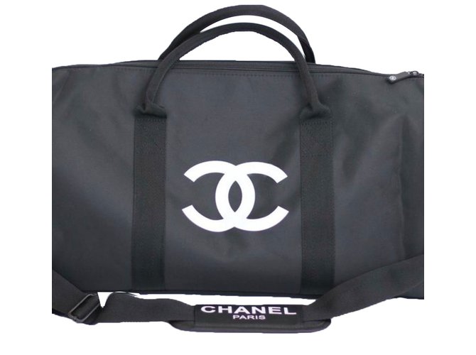 Chanel Bolsa de viaje Negro Poliéster  ref.68754