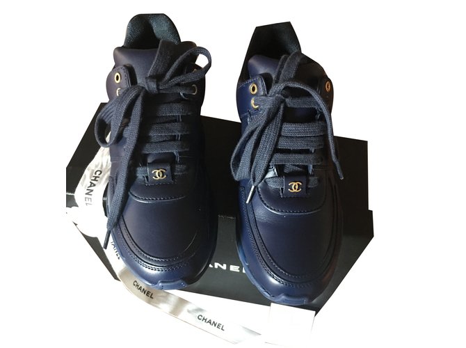 Chanel zapatillas Azul marino Cuero  ref.68881