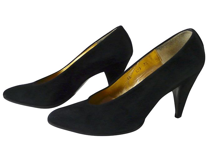 Charles Jourdan Pumps aus schwarzem Wildleder