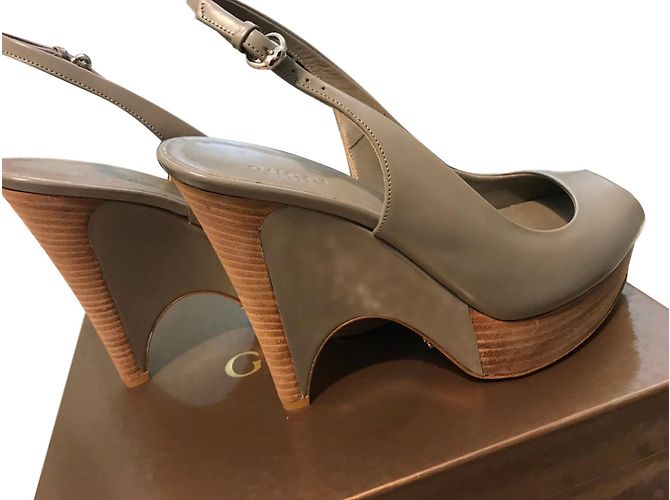 Sandálias Gucci de couro cinza