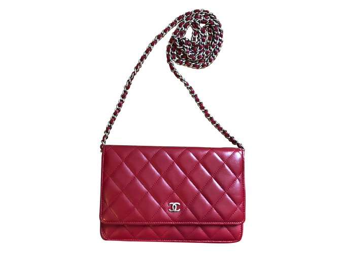 Chanel Brieftasche an der Kette Rot Lammfell  ref.70952