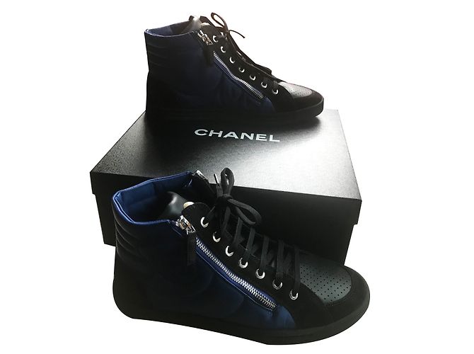 Sneakers Chanel in pelle blu e nera