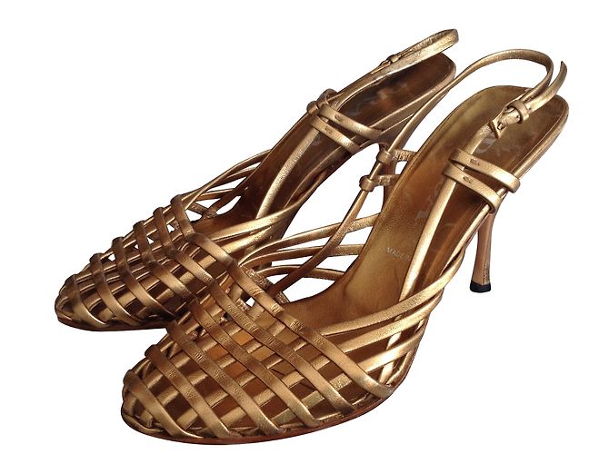 Prada Sandalen aus goldenem Leder 9 cm Absatz