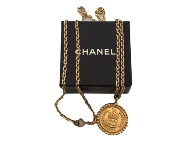 Chanel Colares longos vintage Dourado Metal  ref.71640