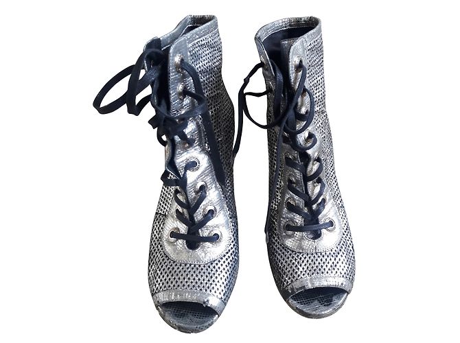 Chanel Stiefeletten Silber