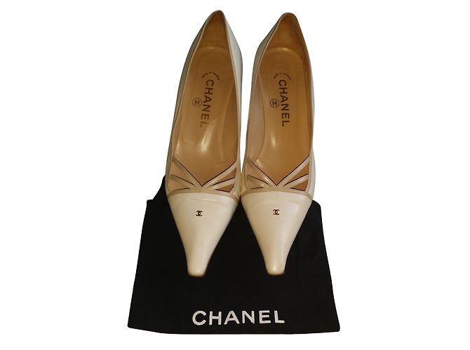 Zapatos de tacón Chanel de charol blanco 38
