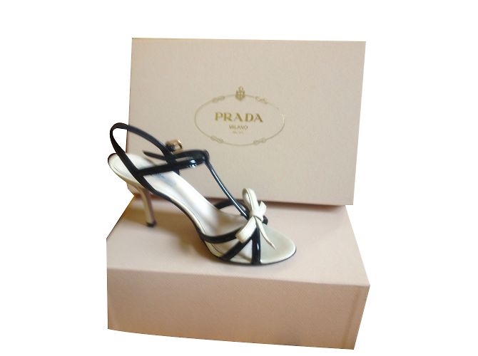 Prada Sandalen aus schwarzem Lackleder mit beige Schleife Größe 37