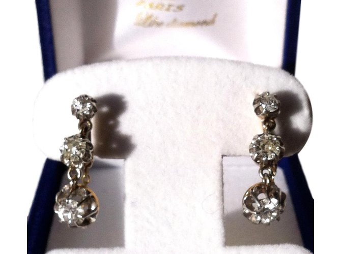 Autre Marque Anciennes boucles d'oreilles pendantes: "dormeuses" en or avec 6x diamants - VINTAGE. Or jaune Doré  ref.73203