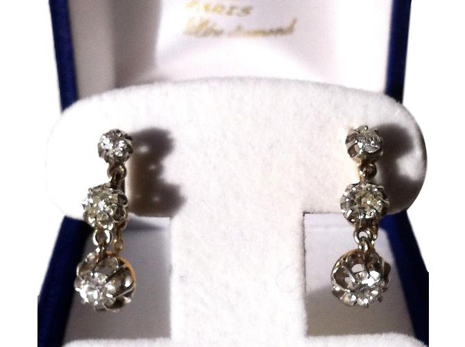Autre Marque Orecchini pendenti in oro giallo con 6 diamanti D'oro