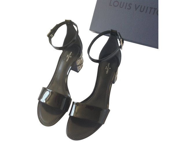 Louis Vuitton Sandálias Preto Couro envernizado  ref.73240