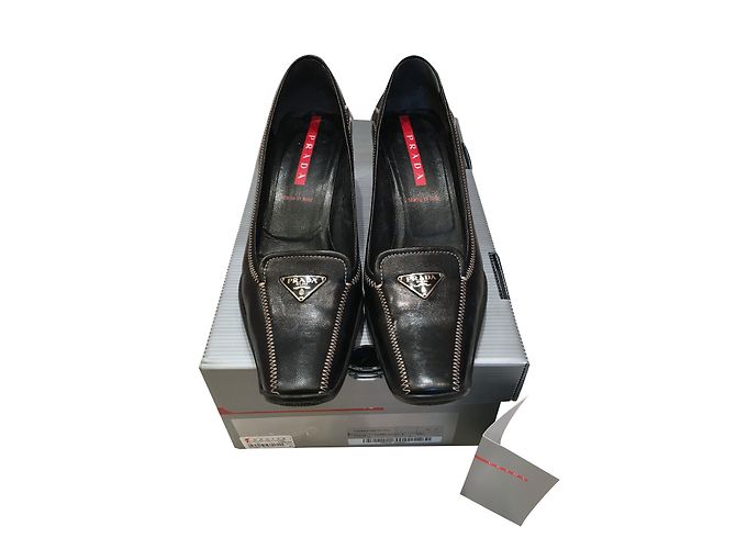 Prada Pumps aus schwarzem Leder Größe 4