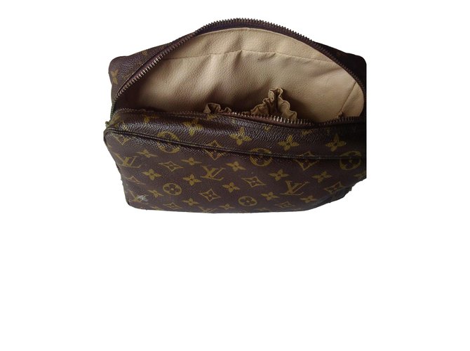 Louis Vuitton case Brown Leather Cloth  ref.74240