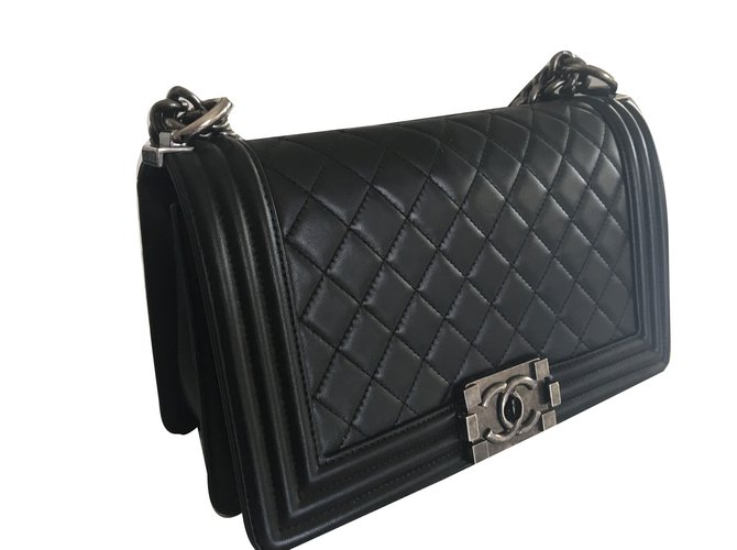 Chanel boy medium Black Leather  ref.74300