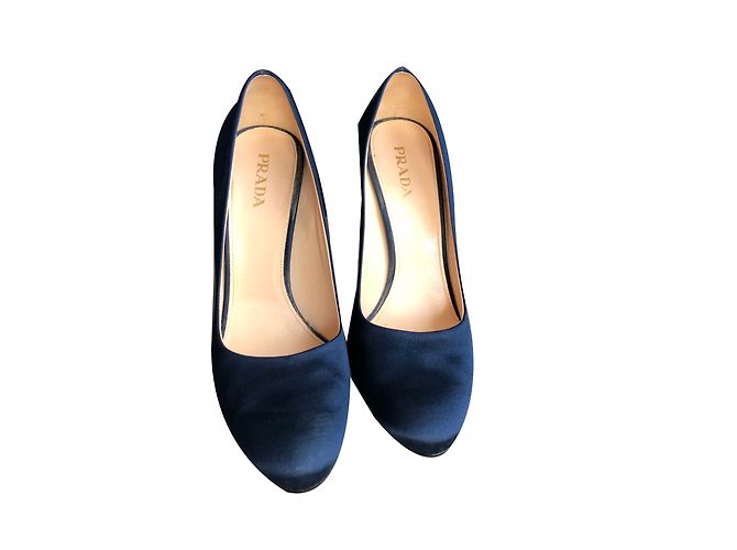 Sapatos de salto Prada em cetim azul marinho 10 cm