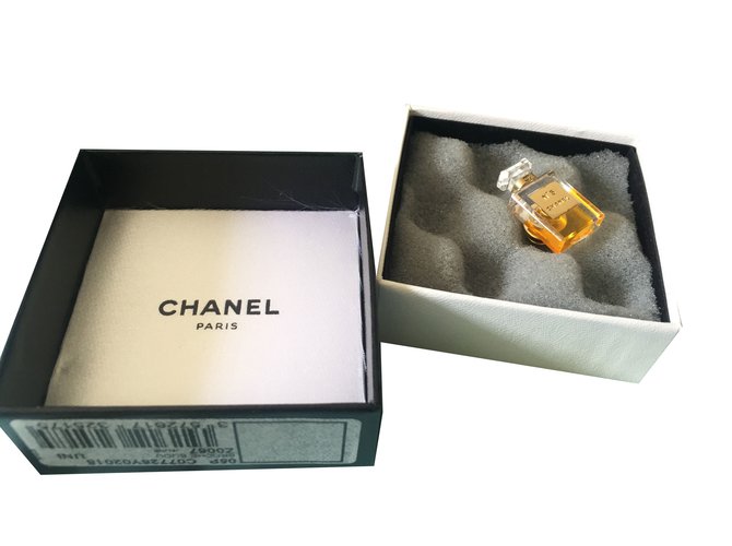 Broche flacon Chanel N5 Métal Plastique Doré  ref.75086