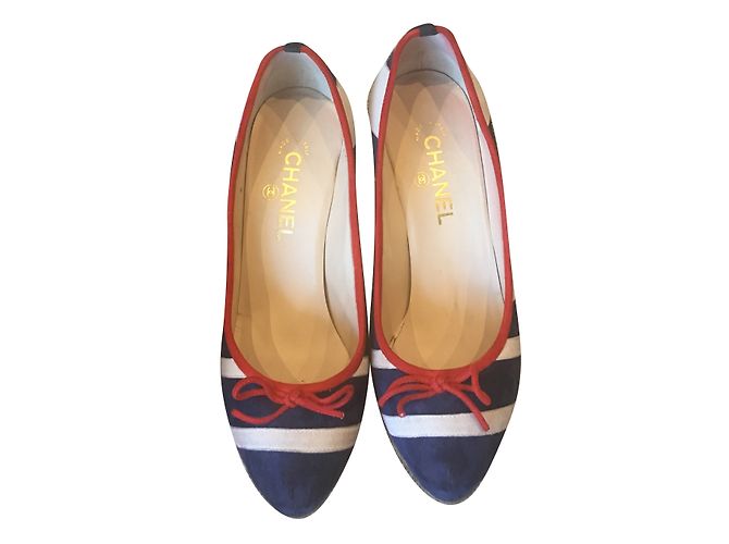Escarpins Chanel Daim Beige à Talons Hauts