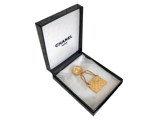 Chanel Alfinetes e broches Dourado Metal  ref.75597