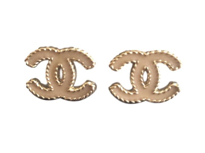 Brincos Chanel em latão dourado e esmalte bege