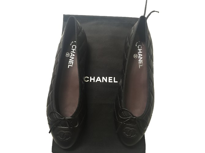 Chanel Zapatillas de ballet Negro Cuero  ref.76385
