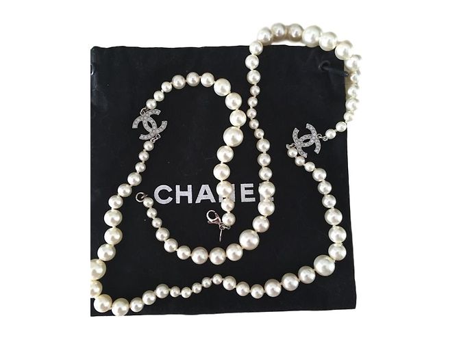 Chanel Collares largos Blanco roto