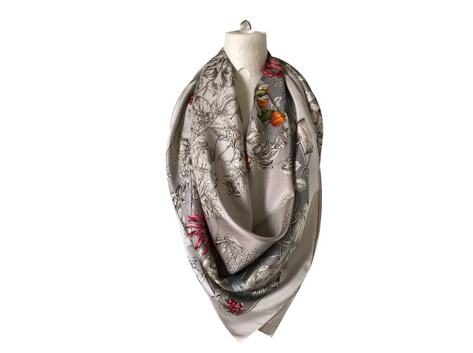 Gucci Silk scarves Grey  ref.76664