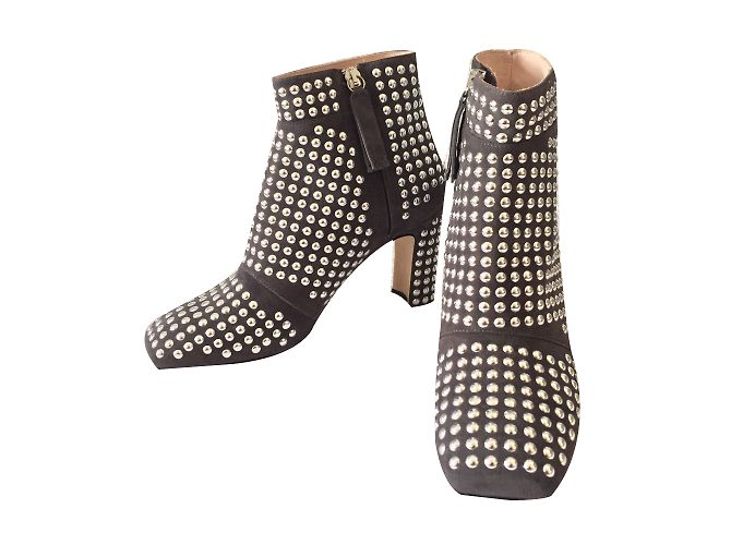 Bottines Christopher Kane en daim à clous taupe