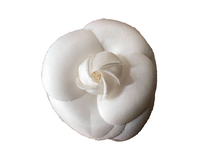 Chanel Alfinetes e broches Branco