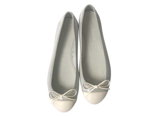 Chanel Zapatillas de ballet Blanco  ref.77961