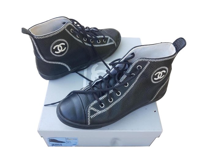 Chanel zapatillas Negro Cuero  ref.78876
