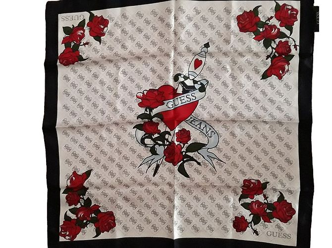Lenço de seda Guess com motivos de corações e rosas
