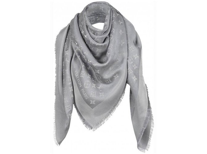 Louis Vuitton Monogram Scarf Grey Silk ref.81655 - Joli Closet
