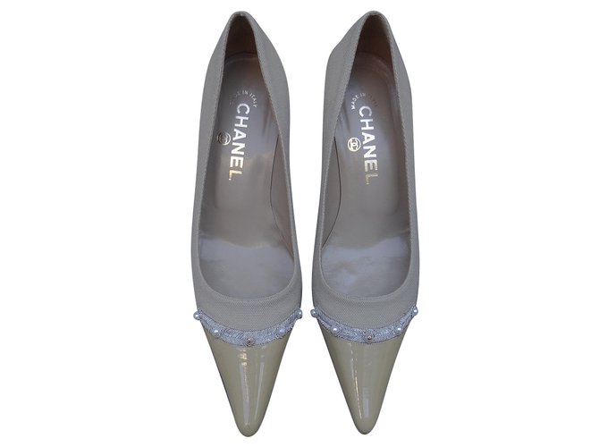 Chanel Heels Beige Patent leather Pearl Cloth  ref.82557