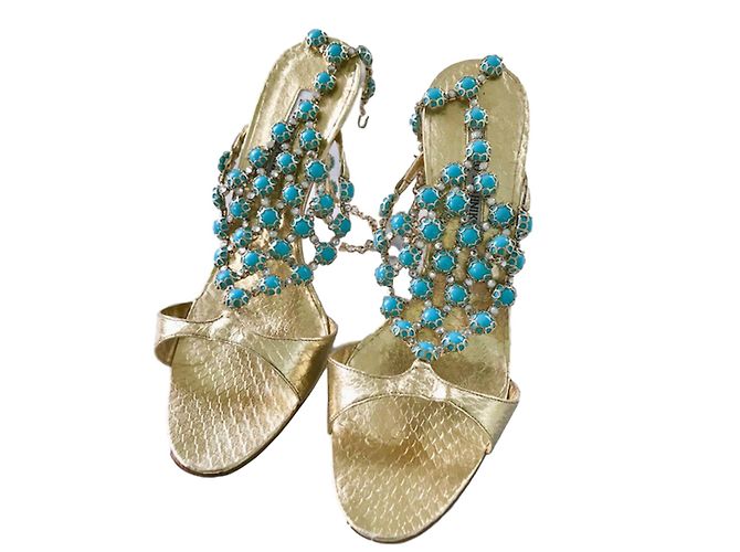 sandálias Manolo Blahnik em python dourado e turquesa