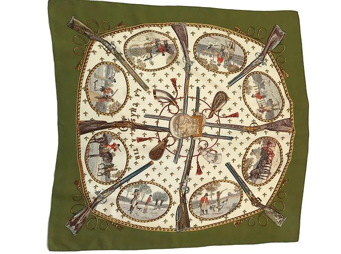 Hermès 100% Lenço de Seda "LA CHASSE A TIR" Marrom Bege Dourado Verde