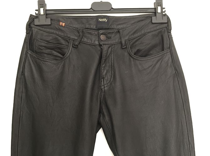 Notify Schwarze Lederhose gerade geschnitten