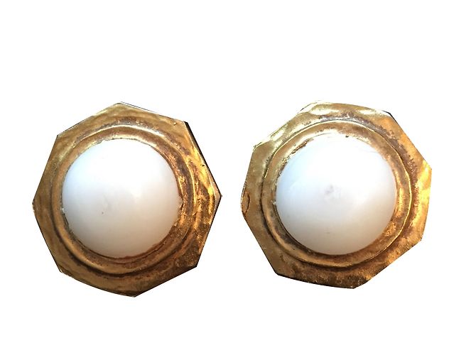 Boucles d'oreilles Chanel dorées avec pierre blanche