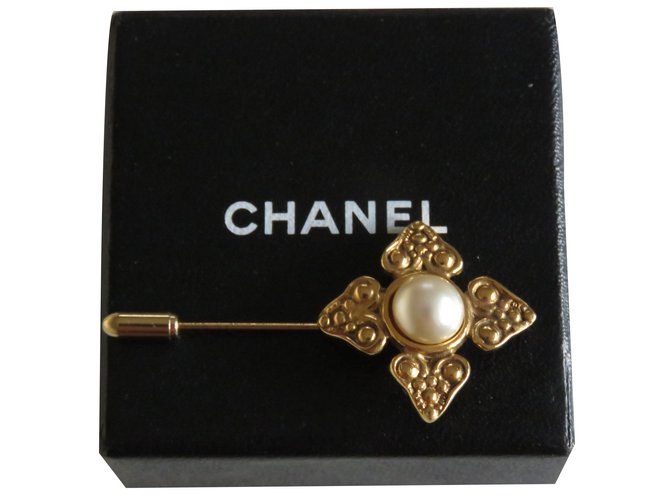 Chanel Alfinetes e broches Dourado  ref.84120