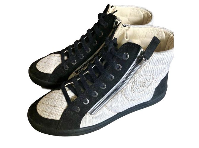 Chanel Sneakers stringate in camoscio nero e tela bianca Bianco Svezia  ref.84128