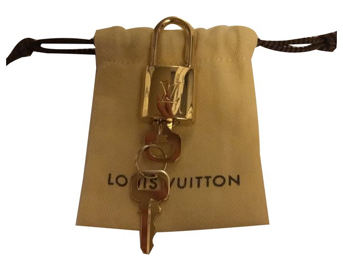 Louis Vuitton Vorhängeschloss aus Messing Golden Metall  ref.84526