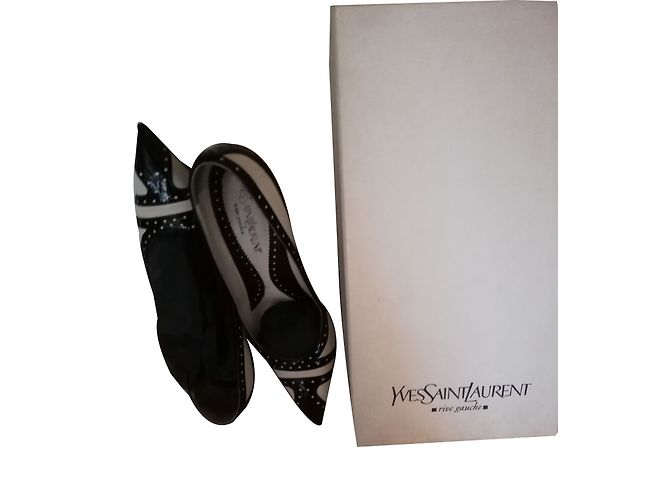 Yves Saint Laurent Pumps Lackleder Eggshell Aus weiß