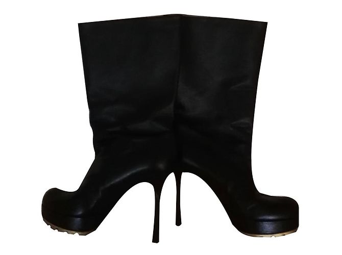 Yves Saint Laurent Black Grained Leather Ankle Boots 37 