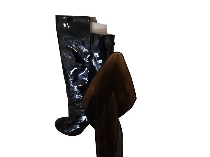 Yves Saint Laurent Stivali Nero Pelle verniciata  ref.84932