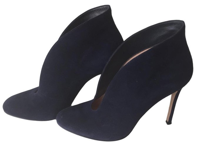 Gianvito Rossi Climbing pump Navy blue Suede ref.85499 Joli Closet